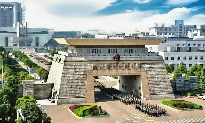 国防科大接新生 自带千军万马气势国防科大迎新，新生自带千军万马的气势！